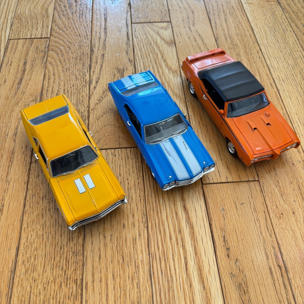Set of 3 1/32 die cast cars, excellent condition